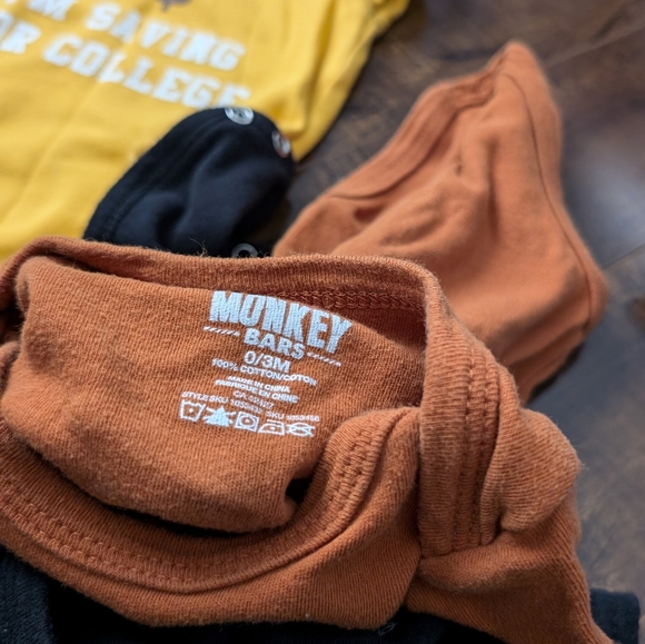 Bundle of 4 onesies - Picture 7 of 9